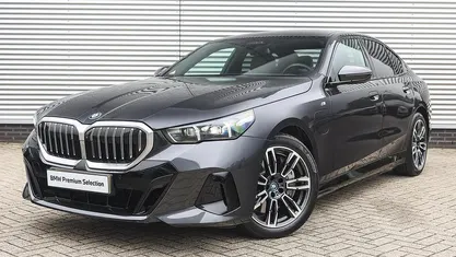 Grijs Gebruikt 2024 BMW 550e M Sport Sedan | € 74.950 (Goede deal)