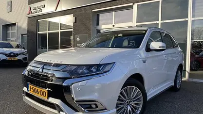 Wit Gebruikt 2020 Mitsubishi Outlander Intense SUV | € 22.900 (Eerlijke prijs)