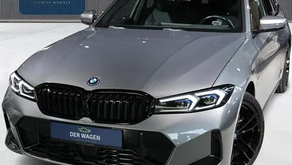 Grijs (metallic) Gebruikt 2022 BMW 330e M Sport Stationwagen | € 40.750 (Eerlijke prijs)