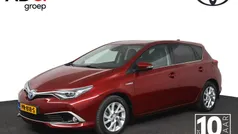 Rood Gebruikt 2017 Toyota Auris Hybrid Executive Hatchback | € 16.450 (Eerlijke prijs)