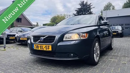 Grijs, metallic lak Gebruikt 2007 Volvo S40 Momentum Sedan | € 1.999 (Eerlijke prijs)