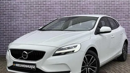 Wit Occasion 2018 Volvo V40 Hatchback | € 19.394 (Eerlijke prijs)