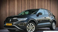 Zwart Gebruikt 2023 VW T-Roc Life SUV | € 31.095 (Eerlijke prijs)