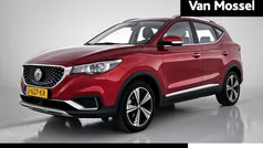 Rood, metallic lak Gebruikt 2020 MG ZS Luxury Sedan | € 15.995 (Eerlijke prijs)