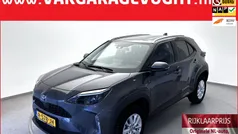 Grijs, metallic lak Gebruikt 2022 Toyota Yaris Cross Active SUV | € 26.950 (Eerlijke prijs)