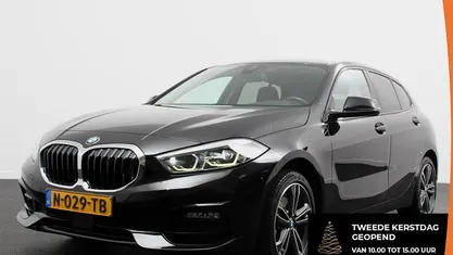 Zwart Gebruikt 2022 BMW 118 Sport Line Hatchback | € 24.490 (Eerlijke prijs)