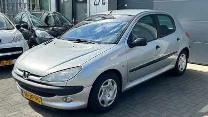 Grijs (metallic) Gebruikt 2002 Peugeot 206 Hatchback | € 1.695 (Eerlijke prijs)