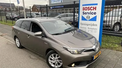 Grijs Occasion 2018 Toyota Auris Hybrid Stationwagen | € 18.935 (Eerlijke prijs)