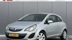 Grijs, metallic lak Gebruikt 2011 Opel Corsa Selection Hatchback | € 2.248 (Eerlijke prijs)