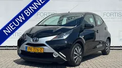 Zwart Gebruikt 2017 Toyota Aygo X-play Hatchback | € 7.350 (Eerlijke prijs)
