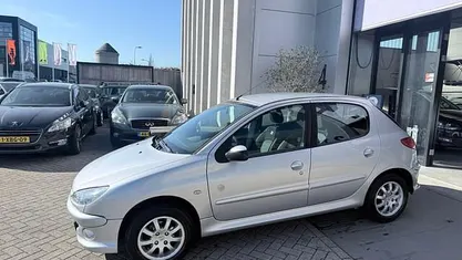 Occasion Peugeot 206 75 PK (55 kW) 2008 Grijs (metallic) Hatchback