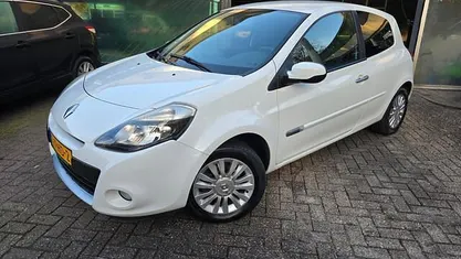 Wit (metallic) Gebruikt 2011 Renault Clio II Collection Hatchback | € 2.999 (Eerlijke prijs)