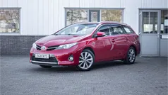Rood Gebruikt 2014 Toyota Auris Hybrid Hatchback | € 13.699 (Eerlijke prijs)