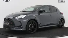 Grijs, metallic lak Nieuw 2025 Toyota Yaris Sport Hatchback | € 36.694 (Eerlijke prijs)