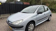 Grijs, metallic lak Gebruikt 2001 Peugeot 206 Hatchback | € 1.450 (Eerlijke prijs)