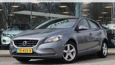 Grijs, metallic lak Gebruikt 2015 Volvo V40 Kinetic Stationwagen | € 6.950 (Goede deal)
