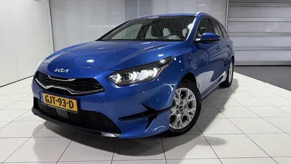 Blauw Occasion 2024 Kia Ceed Hatchback | € 28.400 (Eerlijke prijs)