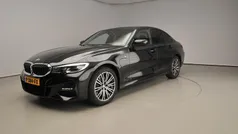 Zwart Gebruikt 2022 BMW 320e M Sport Sedan | € 29.900 (Goede deal)