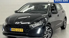 Phantom black (donker zwart metallic) Gebruikt 2025 Hyundai i20 Comfort Hatchback | € 23.425 (Eerlijke prijs)