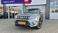 Grijs Gebruikt 2023 Suzuki Vitara Style SUV | € 24.950 (Eerlijke prijs)
