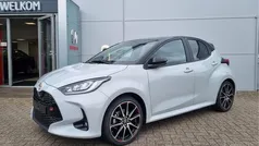 Grijs, metallic lak Gebruikt 2025 Toyota Yaris Sport Hatchback | € 33.950 (Eerlijke prijs)