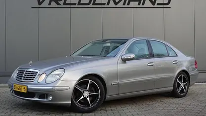Grijs (metallic) Gebruikt 2005 Mercedes E320 Avantgarde Sedan | € 2.750 (Eerlijke prijs)