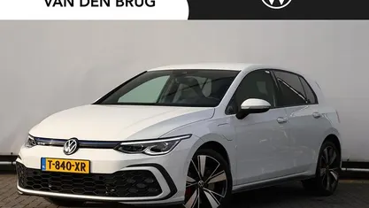 Wit Occasion 2023 VW Golf VIII GTE Hatchback | € 26.395 (Eerlijke prijs)