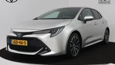 Grijs metallic Gebruikt 2023 Toyota Corolla Hybrid Team Hatchback | € 28.745 (Eerlijke prijs)