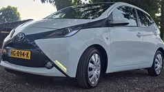 Gebruikt 2015 Toyota Aygo X-play Hatchback | € 10.850 (Eerlijke prijs)