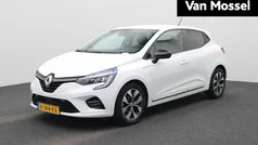 Wit Gebruikt 2022 Renault Clio V Evolution Hatchback | € 12.900 (Eerlijke prijs)