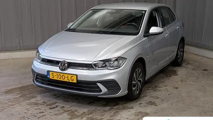 Grijs Gebruikt 2023 VW Polo Life Hatchback | € 18.945 (Eerlijke prijs)