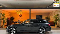 Zwart, metallic lak Gebruikt 2018 BMW 320 Sport Line Stationwagen | € 23.990 (Eerlijke prijs)