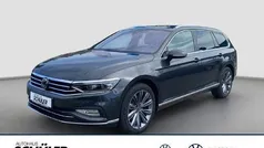 Grijs Gebruikt 2023 VW Passat Elegance Stationwagen | € 45.393 (Eerlijke prijs)