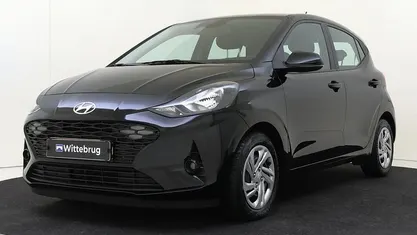 Zwart (metallic) Gebruikt 2023 Hyundai i10 Comfort Hatchback | € 15.925 (Eerlijke prijs)