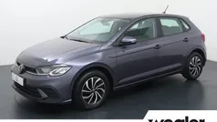 Grijs, metallic lak Gebruikt 2023 VW Polo Life Hatchback | € 21.840 (Eerlijke prijs)