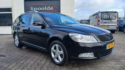 Zwart (metallic) Gebruikt 2012 Skoda Octavia LAURIN & KLEMENT Stationwagen | € 6.499 (Eerlijke prijs)