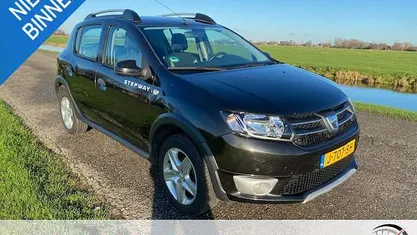 Zwart Gebruikt 2013 Dacia Sandero Lauréate Hatchback | € 5.950 (Goede deal)