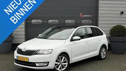 Wit (metallic) Gebruikt 2016 Skoda Rapid Joy Hatchback | € 5.900 (Eerlijke prijs)