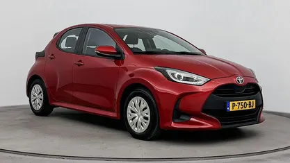 Rood Occasion 2022 Toyota Yaris Hybrid Active Hatchback | € 19.499 (Eerlijke prijs)