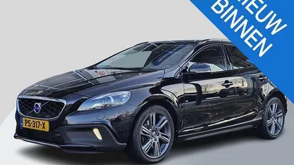 Zwart Occasion 2016 Volvo V40 Summum Hatchback | € 14.950 (Goede deal)