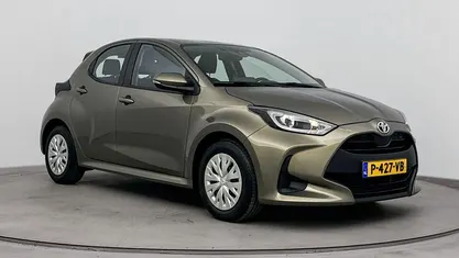Groen (metallic) Gebruikt 2022 Toyota Yaris Hybrid Active Hatchback | € 20.999 (Eerlijke prijs)