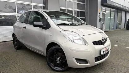 Goud (metallic) Gebruikt 2009 Toyota Yaris Cool Hatchback | € 4.250 (Eerlijke prijs)