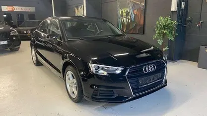 Zwart Gebruikt 2018 Audi A3 Attraction Sedan | € 18.500 (Eerlijke prijs)