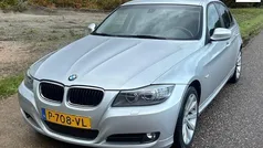 Grijs, metallic lak Gebruikt 2012 BMW 318 Luxury Line Sedan | € 8.749 (Goede deal)