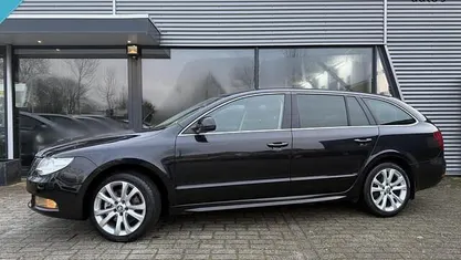 Occasion Skoda Superb Business Line 125 PK (91 kW) 2011 Zwart (metallic) Stationwagen