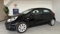 Zwart, metallic lak Gebruikt 2015 Kia Rio Hatchback | € 5.450 (Eerlijke prijs)