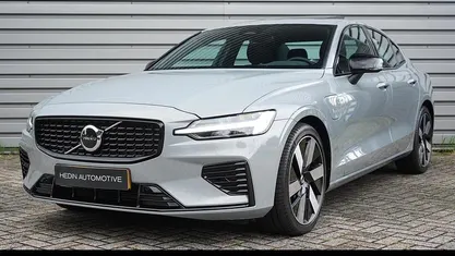 Grijs, metallic lak Gebruikt 2024 Volvo S60 Plus Sedan | € 44.995 (Eerlijke prijs)