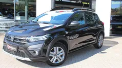 Zwart Gebruikt 2022 Dacia Sandero Essentiel Hatchback | € 15.994 (Eerlijke prijs)