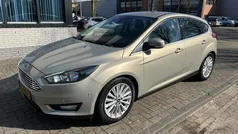 Grijs, metallic lak Gebruikt 2015 Ford Focus Titanium Hatchback | € 7.495 (Goede deal)