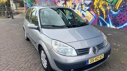 Beige (metallic) Gebruikt 2005 Renault Scénic II MPV | € 1.795 (Eerlijke prijs)
